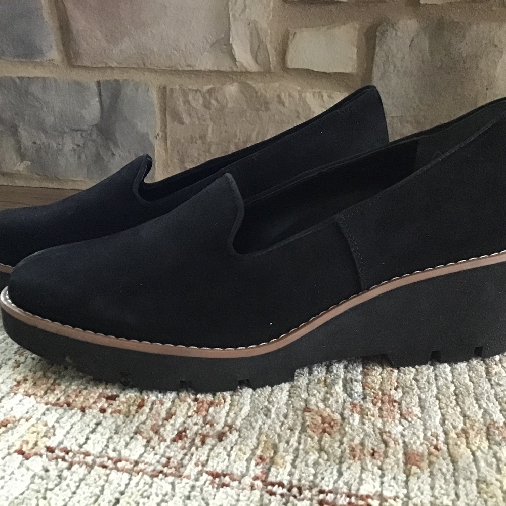 Vionic Women's Willa Wedge black water resistant suede EUC 8